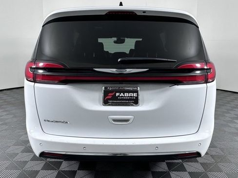 Used 2025 Chrysler Pacifica Select image 7