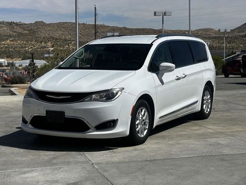 Used 2020 Chrysler Pacifica Touring-L FWD image 3