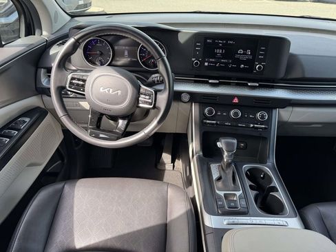 Used 2024 Kia Carnival LX FWD image 17