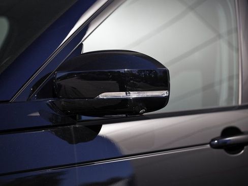 New 2025 Land Rover Discovery Metropolitan Edition image 4