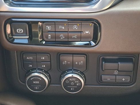 Used 2025 GMC Yukon Denali Ultimate AWD/4WD image 24