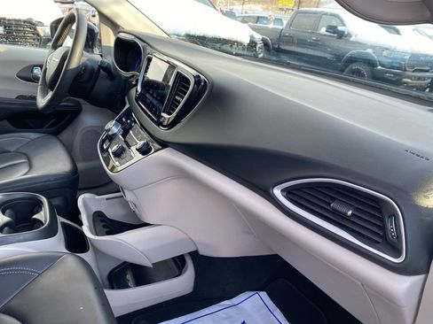 Used 2024 Chrysler Pacifica Touring-L FWD image 8