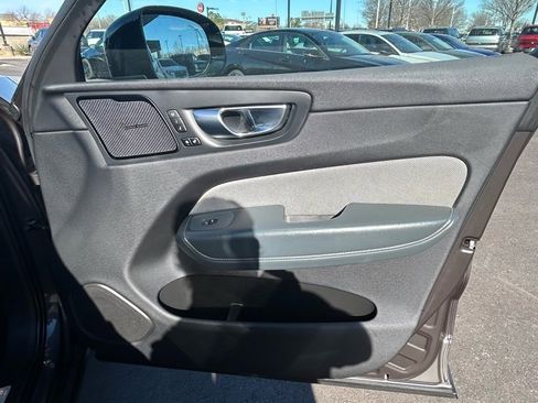 Used 2022 Volvo XC60 B5 R-Design image 14