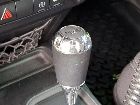 Used 2013 Jeep Wrangler Unlimited Rubicon w/ Connectivity Group AWD/4WD image 14