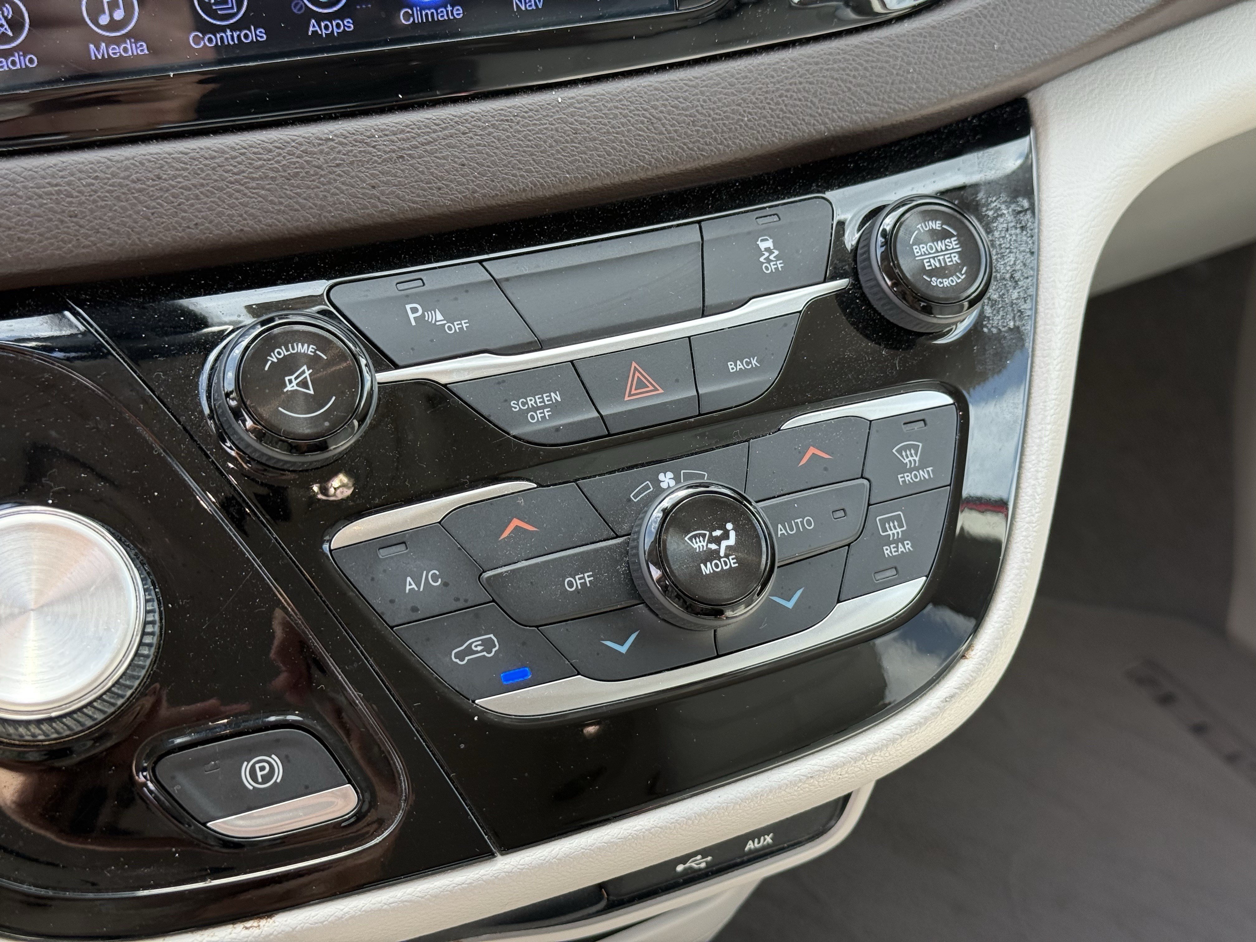 Used 2017 Chrysler Pacifica Touring-L Plus FWD image 34