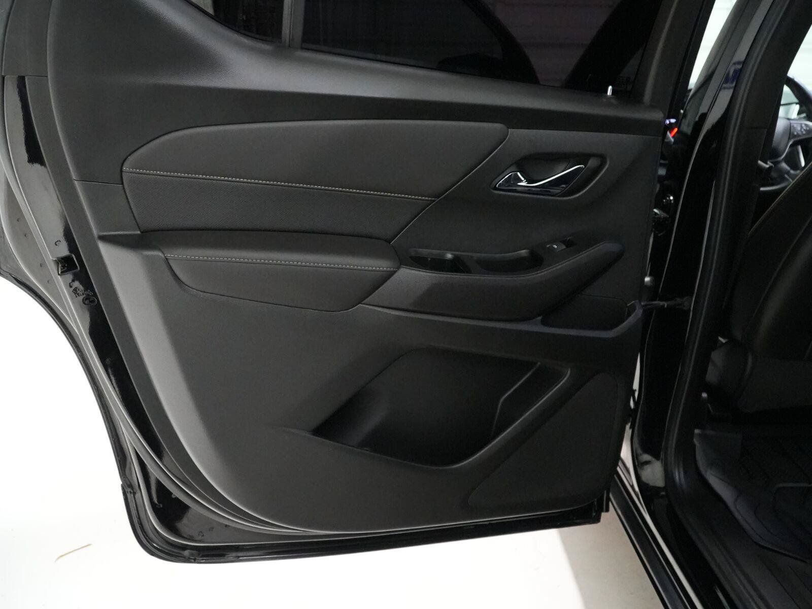 Used 2023 Chevrolet Traverse Premier w/ Redline Edition FWD image 17