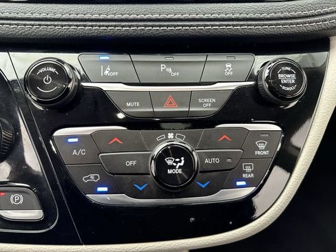 Used 2024 Chrysler Pacifica Limited FWD image 19