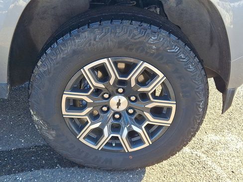 Used 2024 Chevrolet Colorado Z71 w/ Z71 Convenience Package 2 image 9