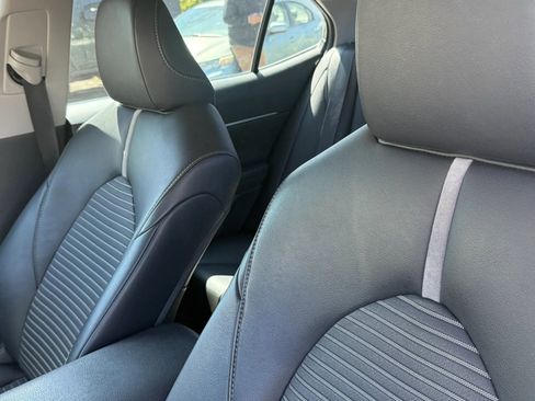 Used 2018 Toyota Camry SE w/ Convenience Package image 10