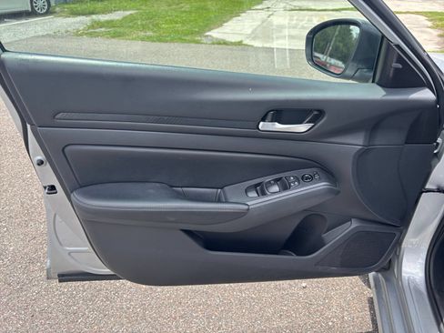 Used 2025 Nissan Altima 2.5 SV FWD image 18