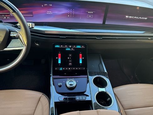 Certified 2025 Cadillac Escalade ESV Premium Luxury image 21