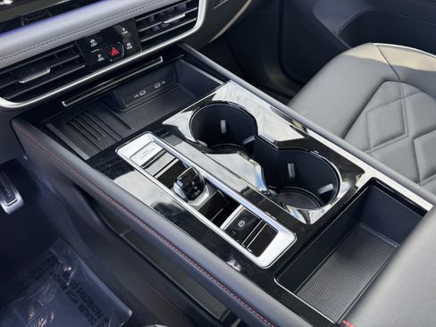 Used 2025 Volkswagen Atlas Peak Edition SE image 29