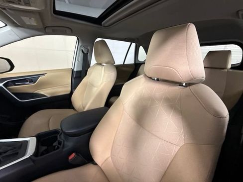 Used 2019 Toyota RAV4 XLE w/ Convenience Package FWD image 14