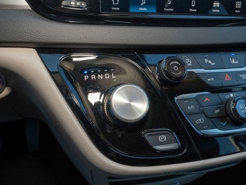 Used 2024 Chrysler Pacifica Touring-L image 16