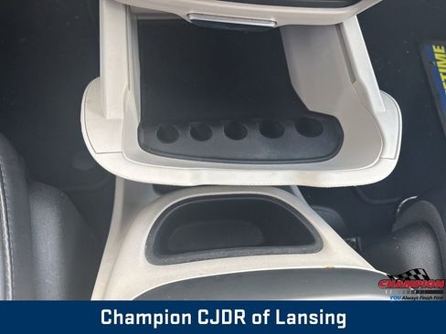 Used 2023 Chrysler Pacifica Touring-L image 31