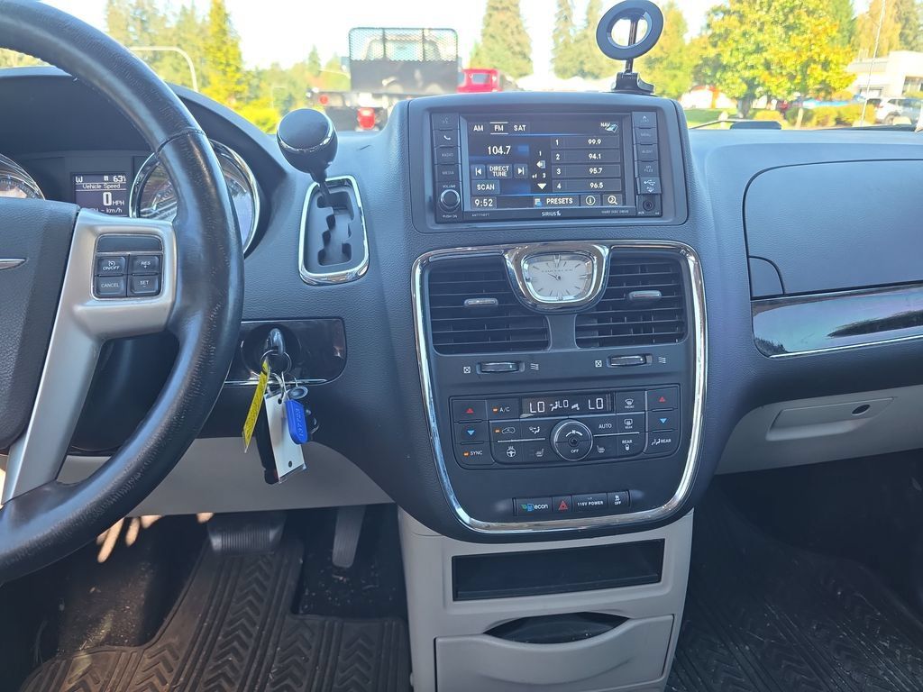 Used 2016 Chrysler Town & Country Touring w/ Driver Convenience Group FWD image 23