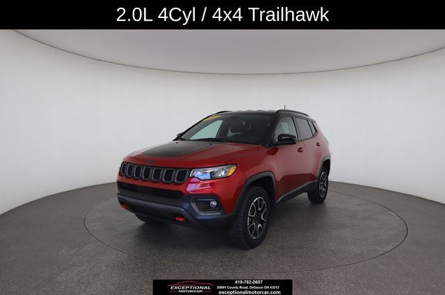 Used 2025 Jeep Compass Trailhawk AWD/4WD image 2