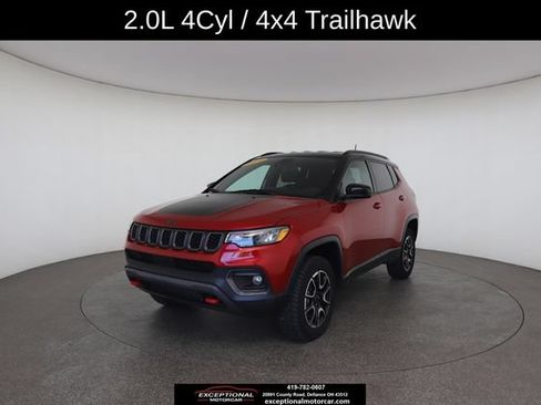 Used 2025 Jeep Compass Trailhawk AWD/4WD image 2