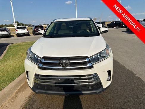 Used 2018 Toyota Highlander Limited FWD image 2