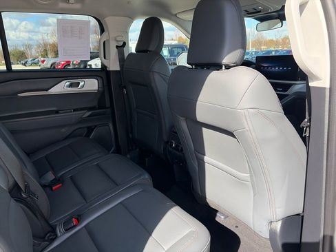 Used 2025 Ford Explorer Active w/ Active Comfort Package image 32