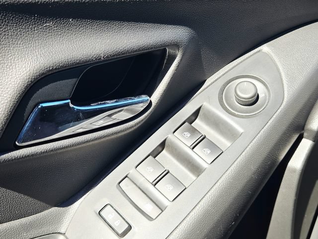 Used 2021 Chevrolet Trax LT w/ LT Convenience Package FWD image 29