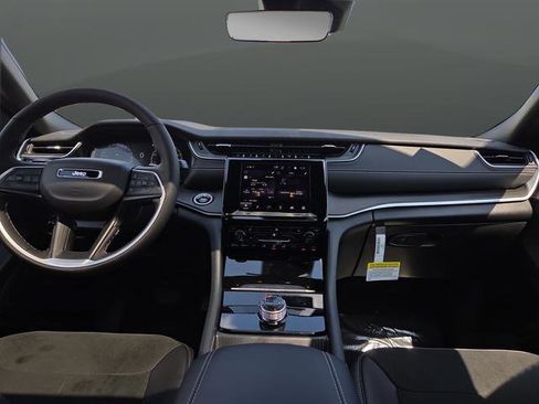 New 2025 Jeep Grand Cherokee Altitude image 5