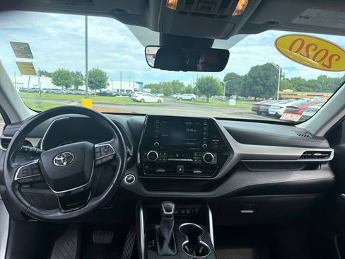Used 2020 Toyota Highlander XLE AWD/4WD image 14