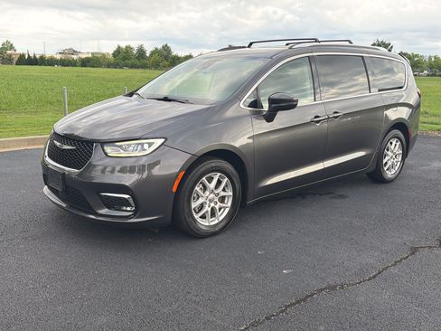 Used 2021 Chrysler Pacifica Touring-L FWD image 5