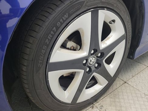 Used 2018 Toyota Prius Four Touring w/ Premium Convenience Package image 31