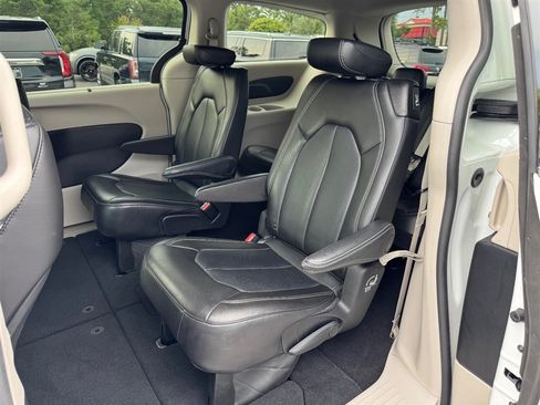 Used 2024 Chrysler Pacifica Touring-L FWD image 20