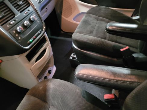 Used 2015 Dodge Grand Caravan American Value Package w/ UConnect Hands-Free Group FWD image 26