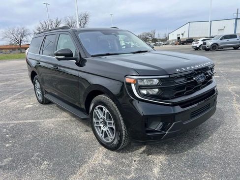 Used 2025 Ford Expedition Active image 2