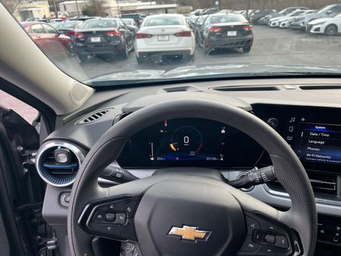 Used 2025 Chevrolet Trax LT image 28
