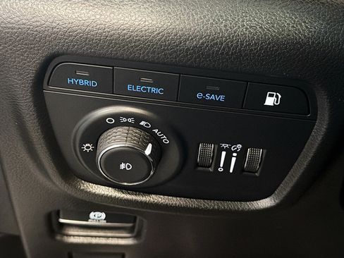 Used 2023 Jeep Grand Cherokee 4WD 4xe w/ Luxury Tech Group II image 17