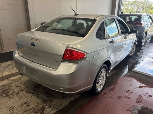 Used 2011 Ford Focus SE FWD image 8