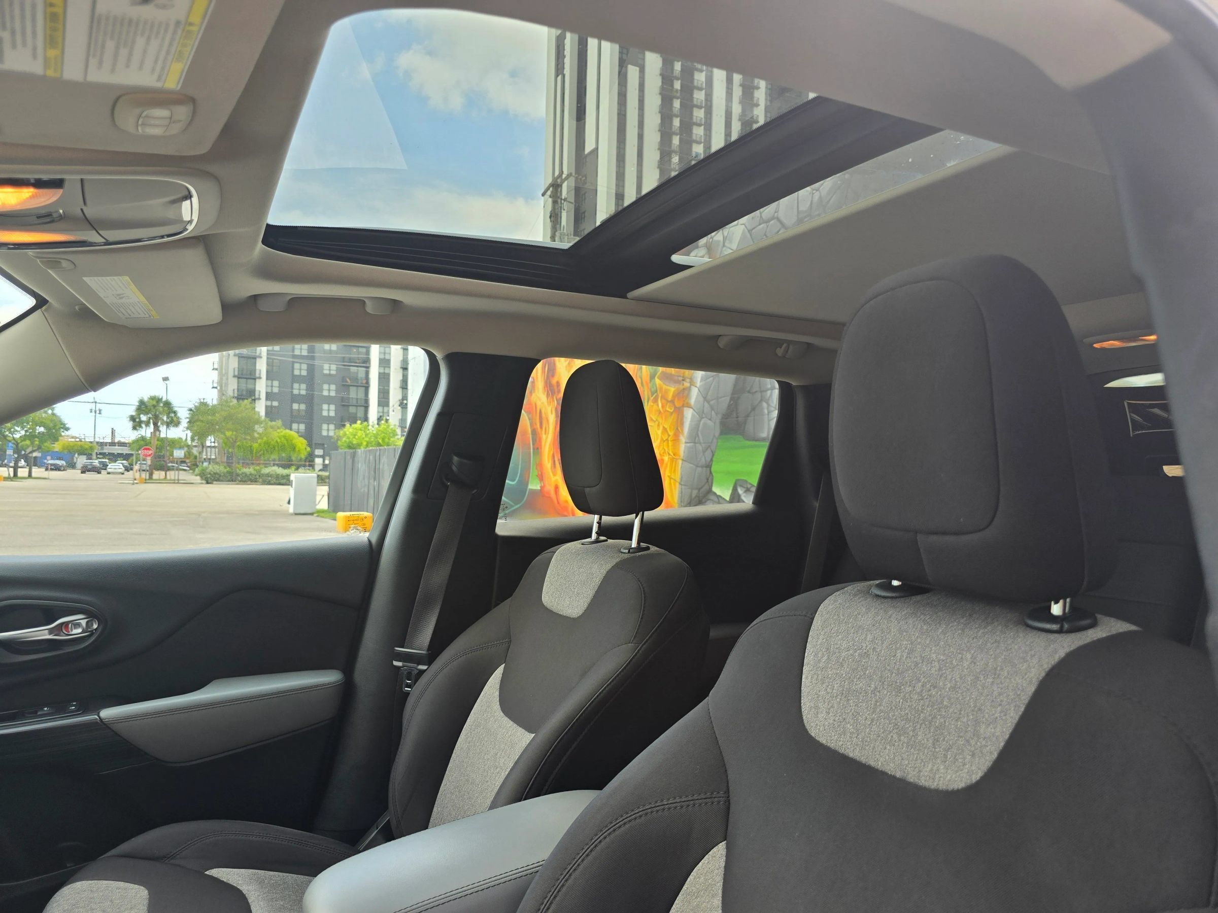 Used 2014 Jeep Cherokee Latitude w/ Comfort/Convenience Group FWD image 12