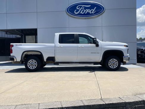 Used 2025 Chevrolet Silverado 2500 LT w/ Convenience Package AWD/4WD image 3