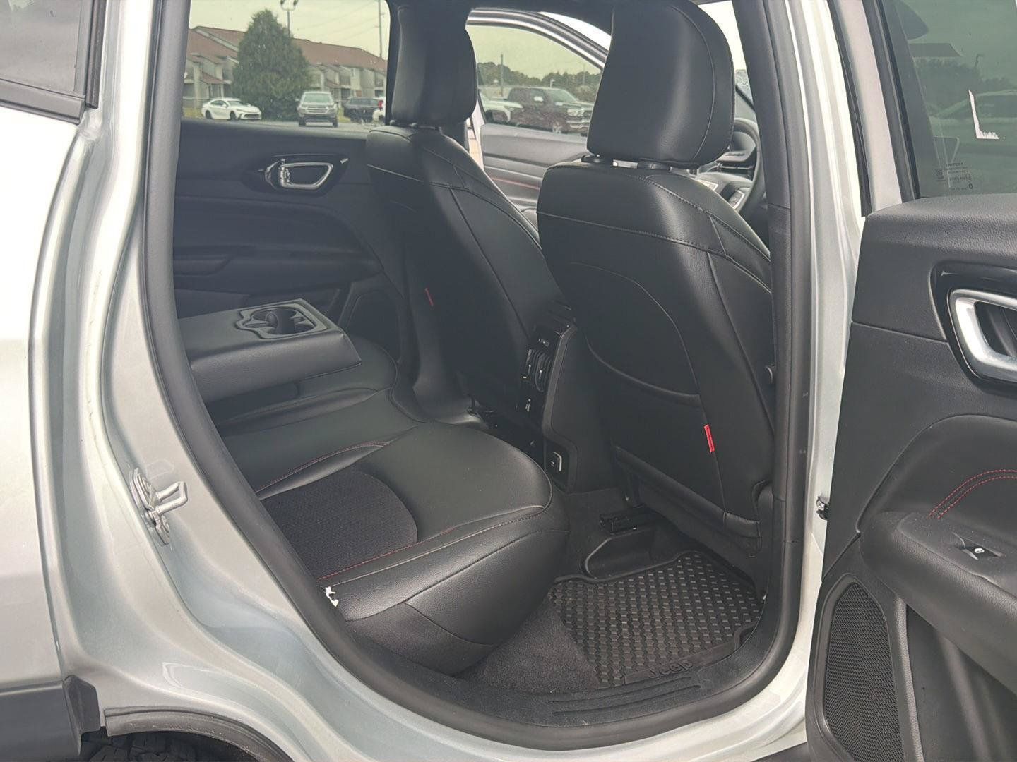 Used 2026 Jeep Compass Trailhawk AWD/4WD image 12