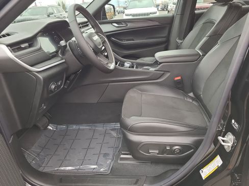 New 2025 Jeep Grand Cherokee Altitude image 19