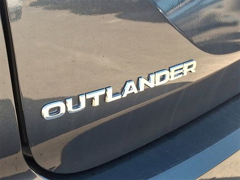 New 2025 Mitsubishi Outlander SE image 12