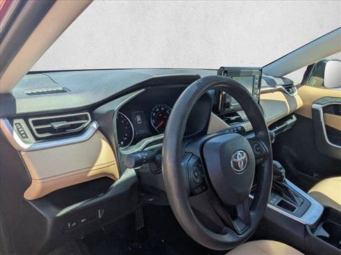Used 2021 Toyota RAV4 LE AWD/4WD image 10
