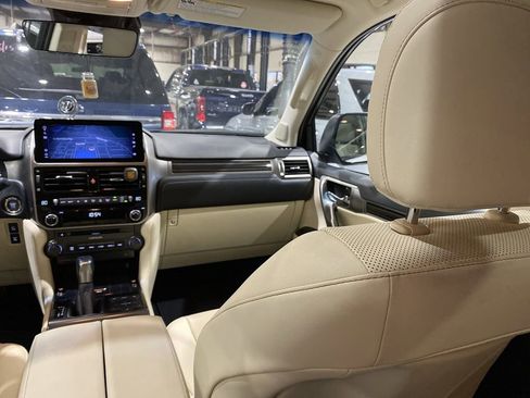 Used 2023 Lexus GX 460 Premium w/ Premium Package image 4