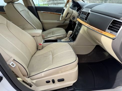 Used 2011 Lincoln MKZ image 39