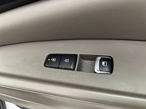 Used 2025 Kia Carnival FWD image 34