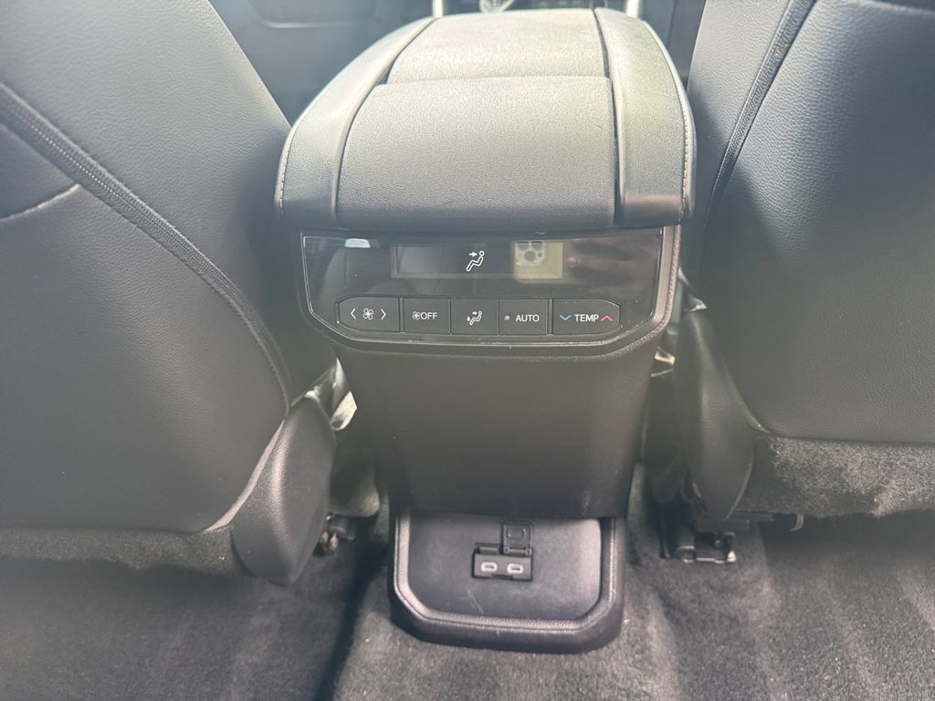 Used 2023 Toyota Highlander XLE AWD/4WD image 25