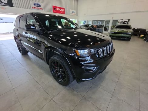 Used 2019 Jeep Grand Cherokee Altitude AWD/4WD image 5
