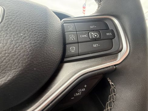 Used 2025 Jeep Wagoneer L Series II AWD/4WD image 17