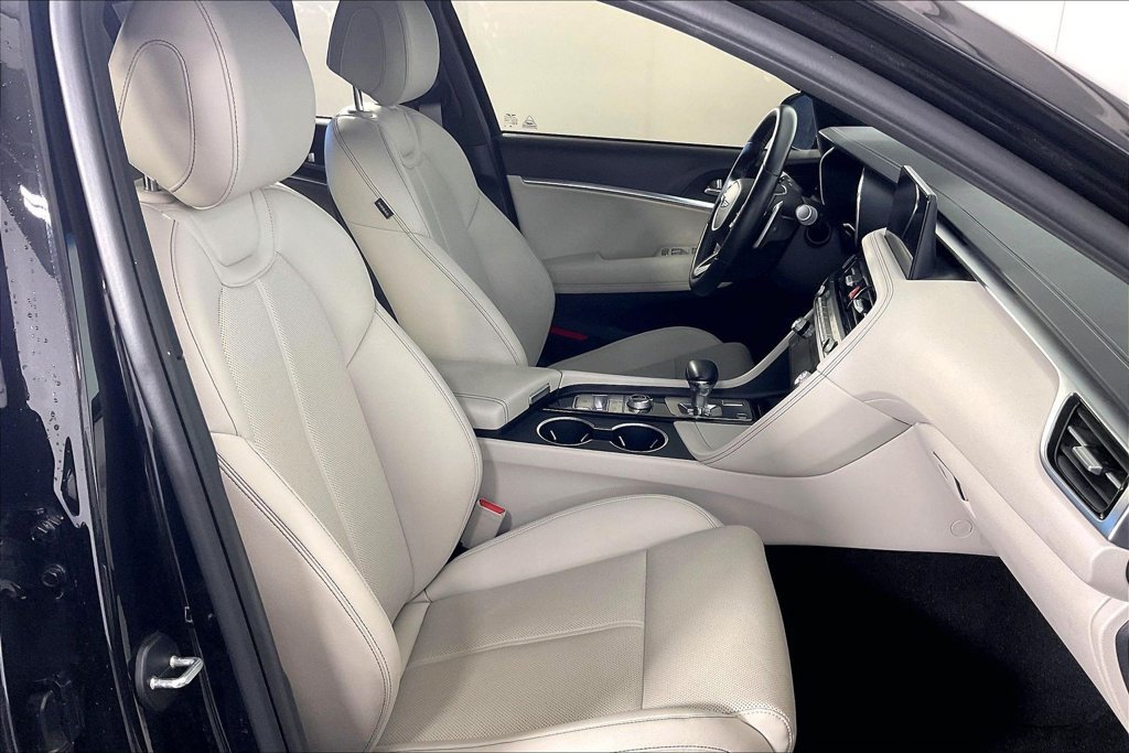 Used 2025 Genesis G70 2.5T RWD image 9