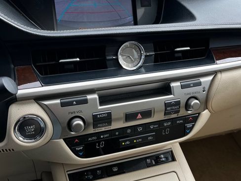 Used 2014 Lexus ES 350 w/ Luxury Package FWD image 21