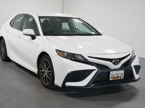 Used 2024 Toyota Camry SE FWD image 3
